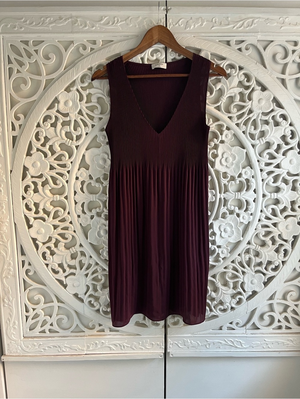 Babaton Burgundy Pleated Midi Dress XS Sleeveless V Neck Flowy
